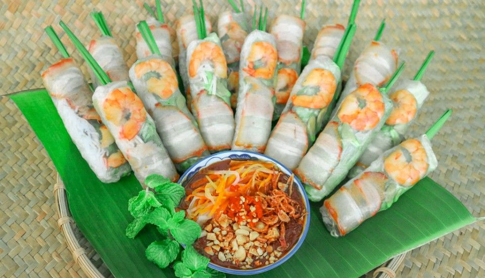 Goi cuon fresh spring rolls with shrimp and herbs